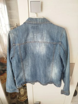 Cazadora vaquera azul.