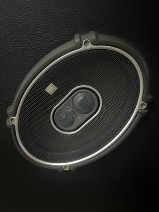 Bandeja con altavoces JBL