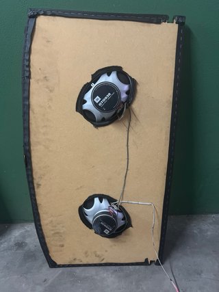 Bandeja con altavoces JBL