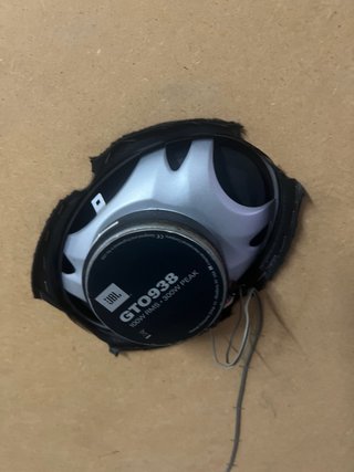 Bandeja con altavoces JBL