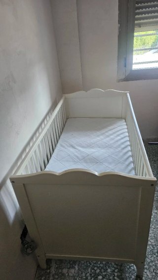 Culla bianca per neonato