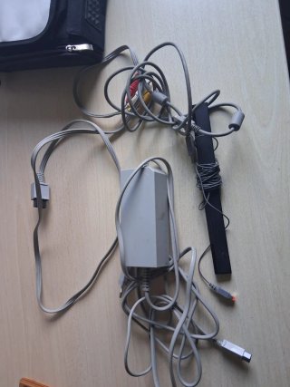 Nintendo Wii mini rossa più cavi e borsa originale