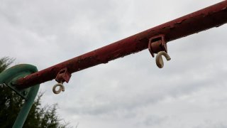 Estructura de columpio antigua