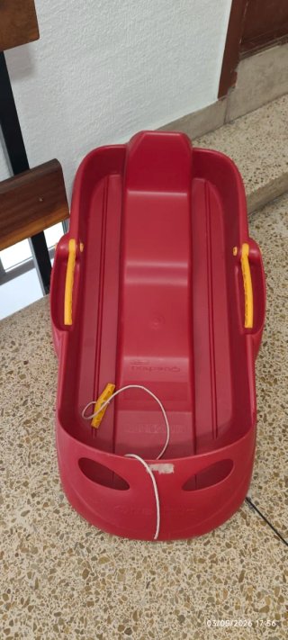 Trineo rojo con asas y cuerda