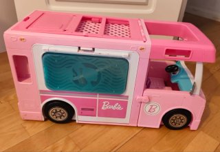 Caravana Barbie con accesorios + 2 barbies