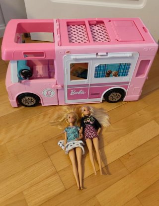 Caravana Barbie con accesorios + 2 barbies