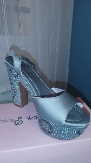 Zapatos de tacón plateados con pedrería