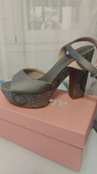 Zapatos de tacón plateados con pedrería