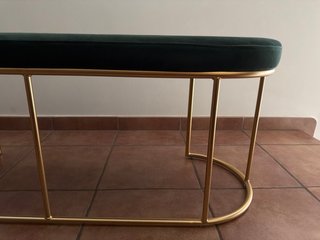 Banco terciopelo verde y metal dorado