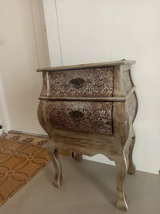 Mueble auxiliar con  2 cajones y detalles metálico