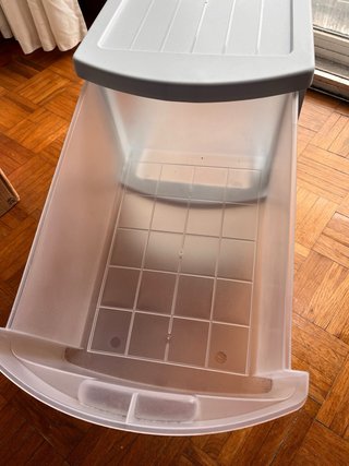Cajonera de plástico gris y transparente