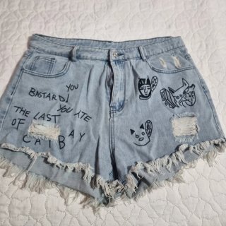 Shorts vaqueros desgastados con dibujos