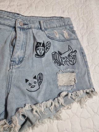 Shorts vaqueros desgastados con dibujos