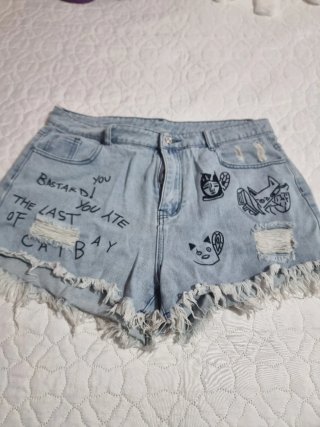 Shorts vaqueros desgastados con dibujos