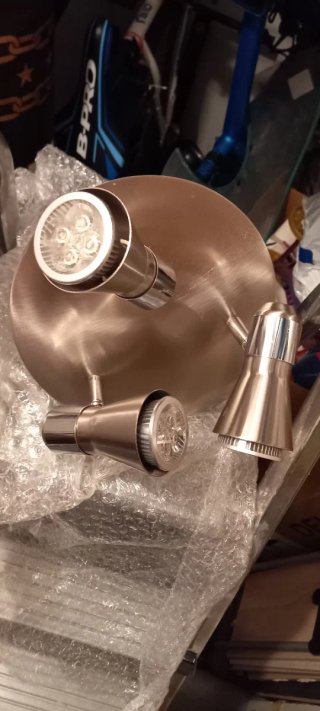 Lámpara LED de metal plateado