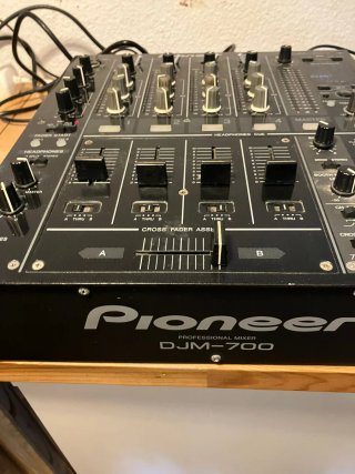 Mesa de mezclas Pioneer DJM-700 + flightcase