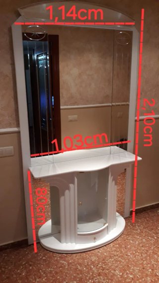 Mueble recibidor pintado de blanco con espejo