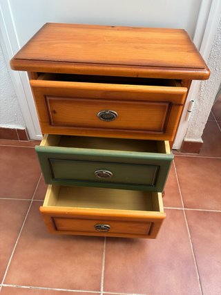 Mesita de noche madera maciza 3 cajones