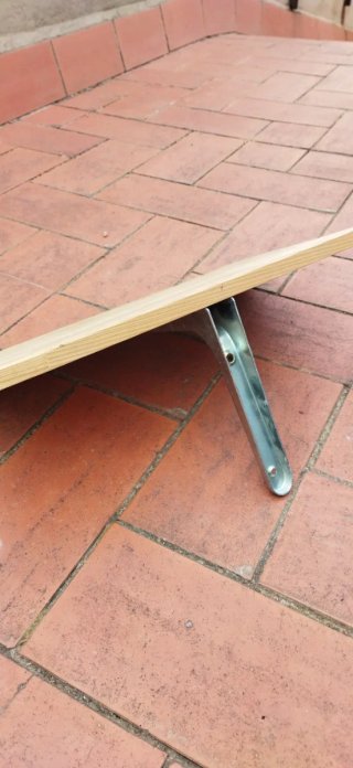 Mesa auxiliar con soporte metálico