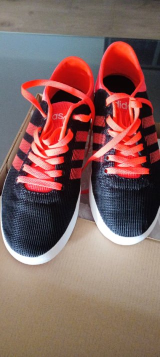 Zapatillas Adidas Neo Negras y naranja fluor