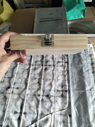 Caja de madera con compartimentos