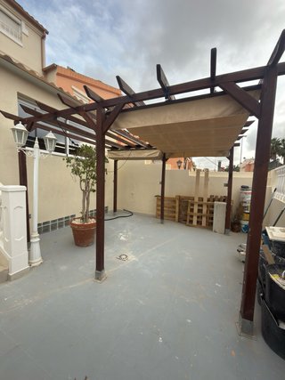Pérgola de madera con toldo beige