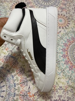 Zapatillas Puma Blancas y Doradas