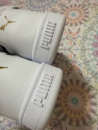 Zapatillas Puma Blancas y Doradas