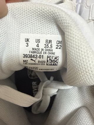 Zapatillas Puma Blancas y Doradas