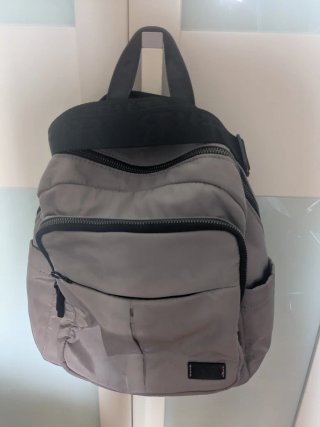 Borse e zaini di vari tipi e colori