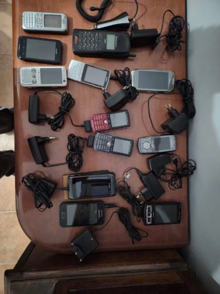 Lote de teléfonos móviles antiguos
