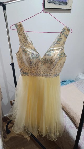 Vestido amarillo para ocasiones especiales