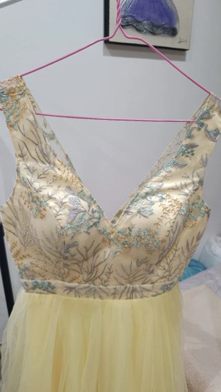 Vestido amarillo para ocasiones especiales