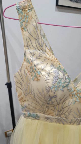 Vestido amarillo para ocasiones especiales