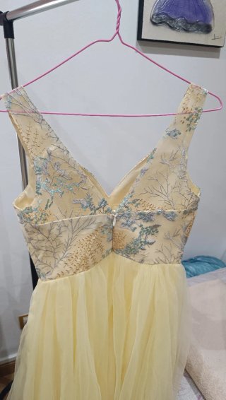 Vestido amarillo para ocasiones especiales