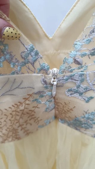 Vestido amarillo para ocasiones especiales
