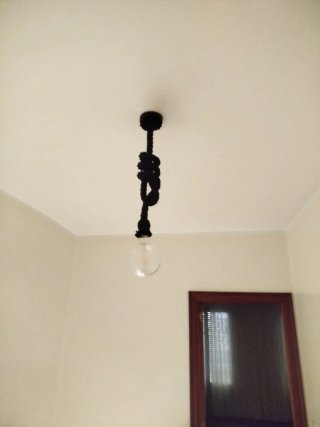 Lámpara colgante de tela negra con bombilla