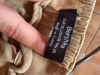 Pantalón cargo beige con cadena