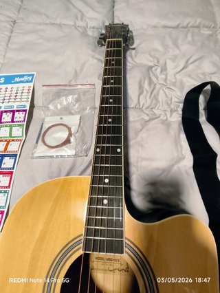 Guitarra Acústica Moukey MBG-01N + Accesorios