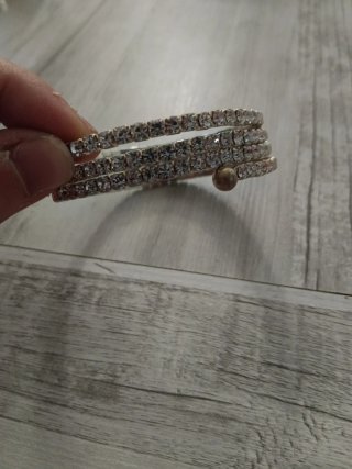 Pulsera plateada con brillantes