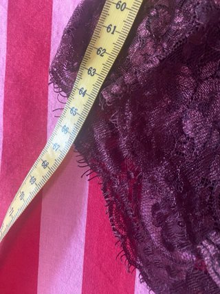 Falda desigual burdeos con puntilla