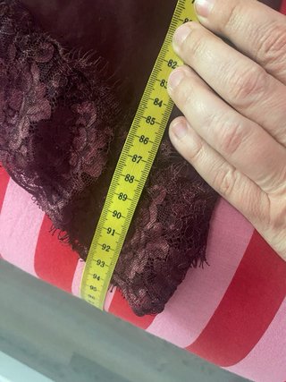Falda desigual burdeos con puntilla
