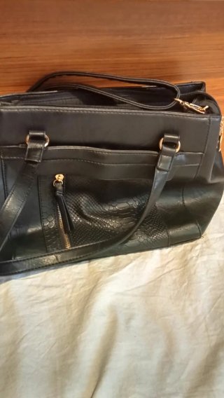 Bolso Negro Piel Sintética Cremallera Dorada
