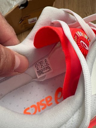 Zapatillas deportivas ASICS blancas y rojas