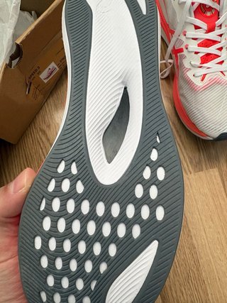 Zapatillas deportivas ASICS blancas y rojas