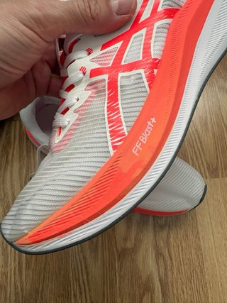 Zapatillas deportivas ASICS blancas y rojas