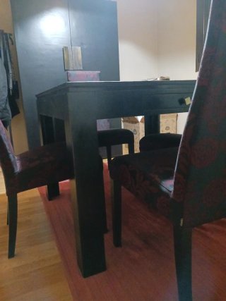 Mesa cuadrada negra con 4 sillas