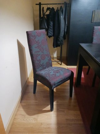 Mesa cuadrada negra con 4 sillas