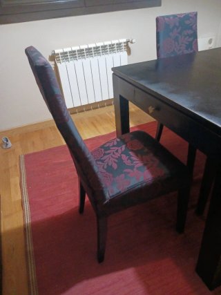 Mesa cuadrada negra con 4 sillas