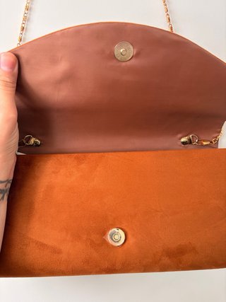 Bolso cartera camel con cadena